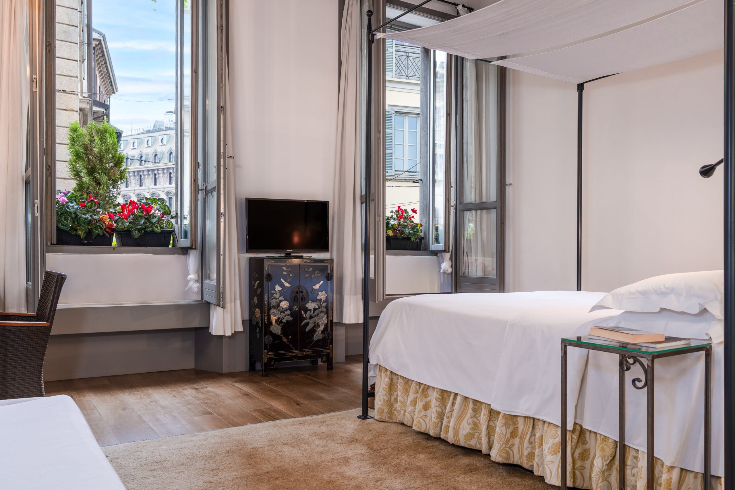 Camera superior con arredi sobri ed eleganti